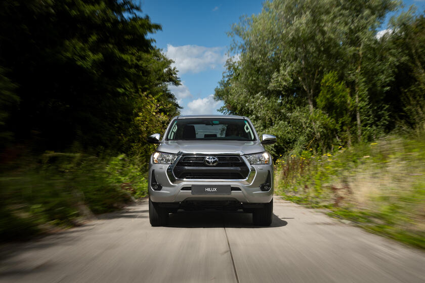 Toyota Hilux Double Cab 2.8 D Hybrid 48V