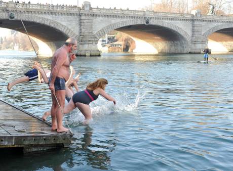 Tuffo per il cimento invernale nel fiume Po