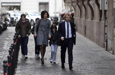 La moglie di Renzi e i figli arrivano in albergo a Roma