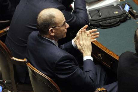 Governo: Camera, maggioranza applaude Renzi, anche Letta