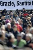 FOTO: Papa, piazza San Pietro gremita per penultimo Angelus