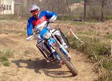 Moto: desert race con paraplegico al via