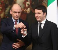 Giura il governo Renzi, ma con Letta è gelo