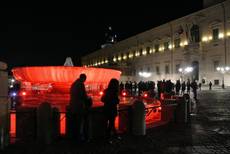 Il Colle illumina di rosso la fontana per l'8 marzo