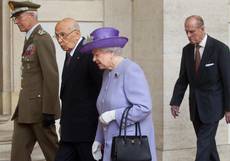 Queen Elizabeth lunches with president before Pope visit