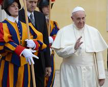 Queen Elizabeth arrives at Vatican for Pope visit