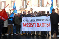 Sciopero tassisti a Bari, corteo auto