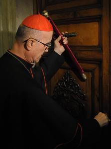 Tarcisio Bertone appone i sigilli nelle stanze del papa dopo le dimissioni di Benedetto XVI