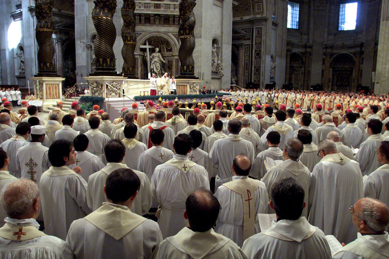 Una foto di archivio di una cerimonia nella Basilica di San Pietro, affollata di sacerdoti - RIPRODUZIONE RISERVATA