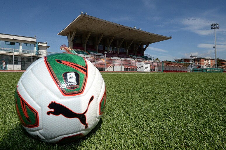 Un pallone della Legapro in una foto d 'archivio - RIPRODUZIONE RISERVATA