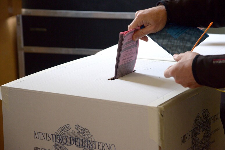 Un elettore esprime il suo voto al seggio - RIPRODUZIONE RISERVATA