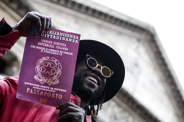 'Quem nasce e cresce na Itália é italiano ', diz cartaz em protesto em Roma - TODOS OS DIREITOS RESERVADOS