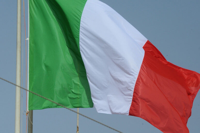 Bandeira da Itália em embaixada no exterior - TODOS OS DIREITOS RESERVADOS