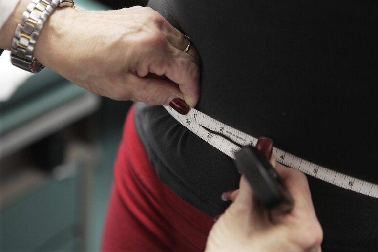 Ganho de peso aumenta com idade, segundo o relatório, e é mais frequente entre os homens © ANSA/AP