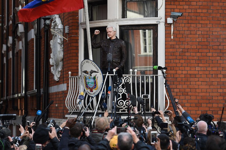 Julian Assange na embaixada do Equador em Londres, em maio de 2017 - TODOS OS DIREITOS RESERVADOS