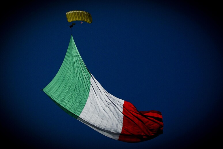 Paraquedista com bandeira italiana em Nápoles, sul do país - TODOS OS DIREITOS RESERVADOS