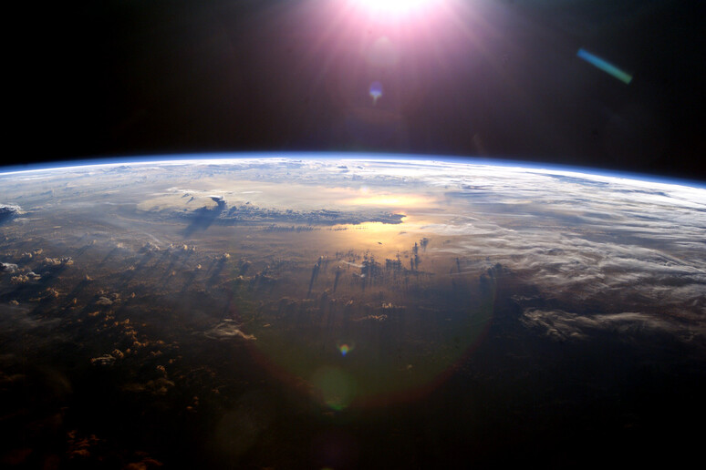 La Terra illuminata dal Sole (fonte: NASA) - RIPRODUZIONE RISERVATA