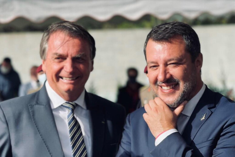 Bolsonaro e Salvini durante encontro em Pistoia, na Itália, em novembro de 2021 © ANSA/EPA