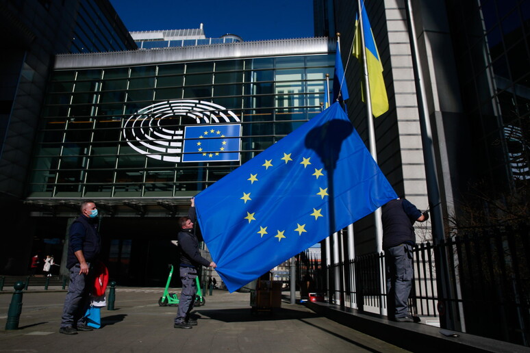 Bruxelles eroga 1,5 miliardi a Kiev dai proventi maturati dagli asset russi immobilizzati © ANSA/EPA