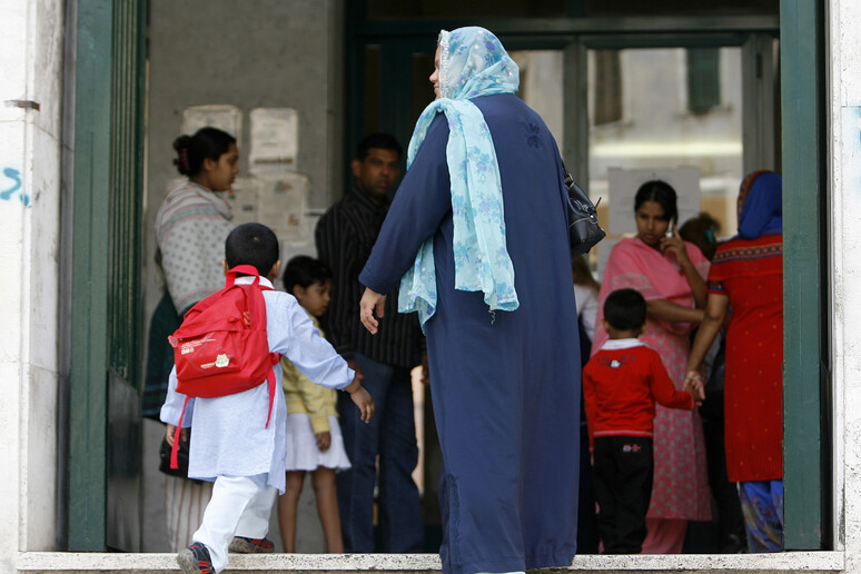 Alcuni bambini figli di immigrati, nel loro primo giorno di scuola. Immagine d 'archivio - RIPRODUZIONE RISERVATA