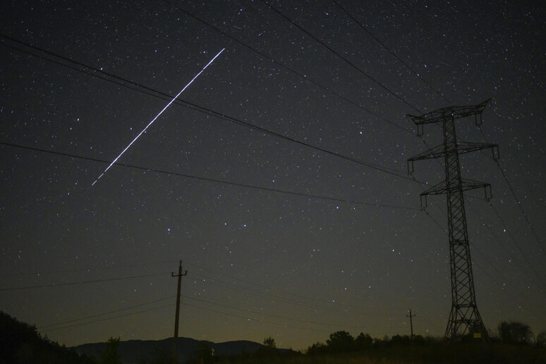 Una foto tomada con una larga exposición muestra una cadena de satélites SpaceX StarLink en el cielo - TODOS LOS DERECHOS RESERVADOS