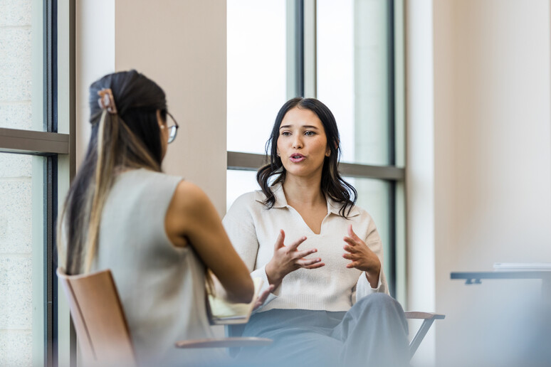 Un incontro di psicoterapia foto iStock. - RIPRODUZIONE RISERVATA