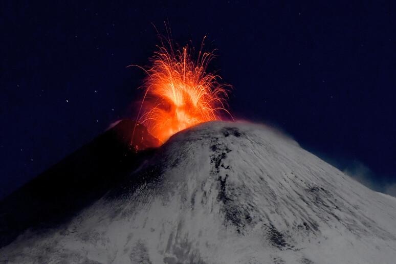 Impactante erupción del Etna - TODOS LOS DERECHOS RESERVADOS