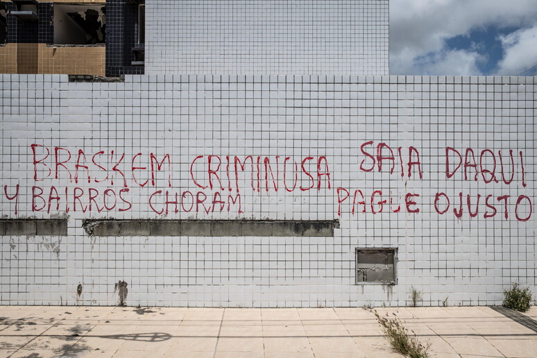 Pichação contra Braskem em bairro abandonado em Maceió © ANSA/EPA