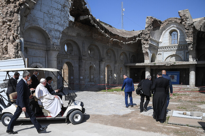 Francisco frente a la destruida catedral católica de Mosul, durante su viaje a Irak en 2021. - TODOS LOS DERECHOS RESERVADOS