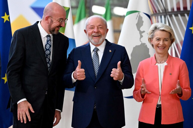 Lula entre chefes do Conselho Europeu, Charles Michel, e da Comissão Europeia, Ursula von der Leyen © ANSA/AFP