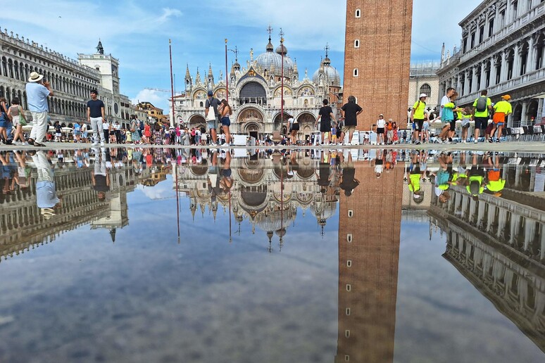 Fenômeno da  'acqua alta ' na Praça San Marco, centro histórico de Veneza © ANSA/AFP
