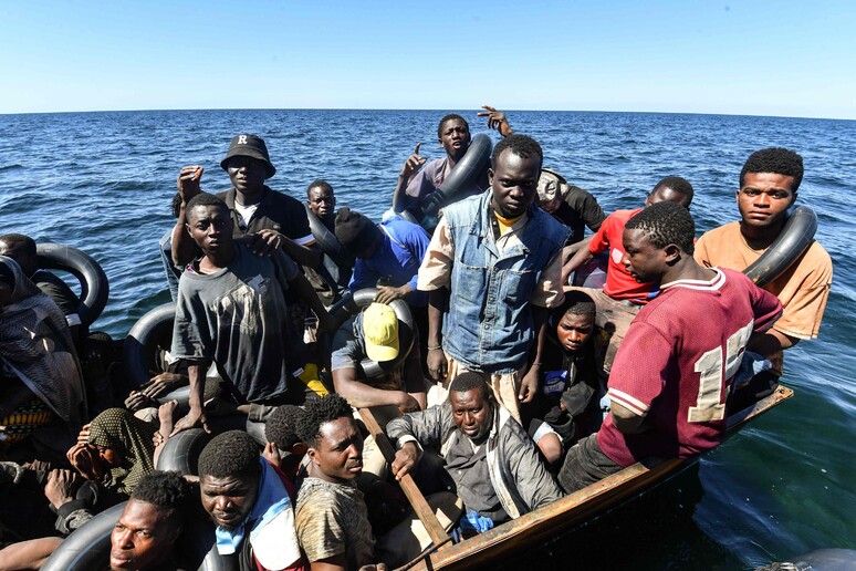 Migrantes em barco à deriva no Mar Mediterrâneo, em foto de arquivo © ANSA/AFP