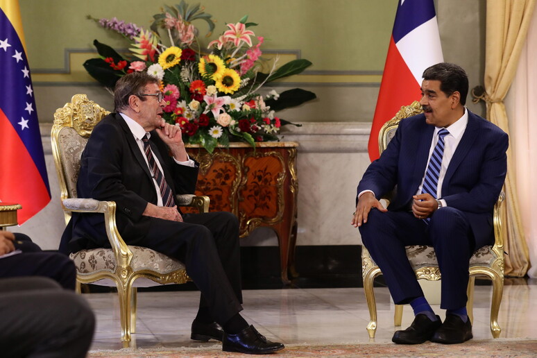 Jaime Gazmuri durante encontro no passado com Nicolás Maduro © ANSA/EPA