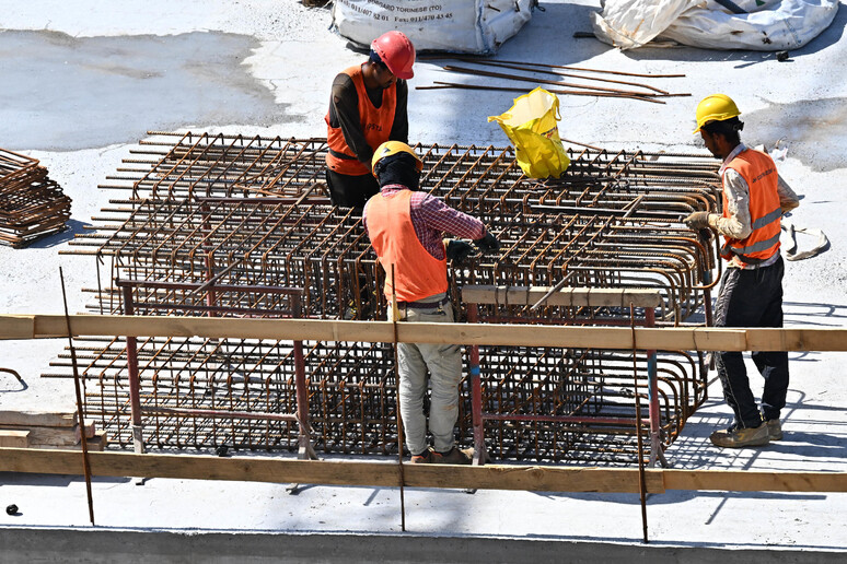 Trabalhadores em canteiro de obras em Gênova, na Itália - TODOS OS DIREITOS RESERVADOS