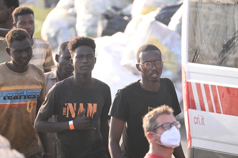 Migranti: ancora sbarchi a Lampedusa, oltre mille in hotspot - RIPRODUZIONE RISERVATA