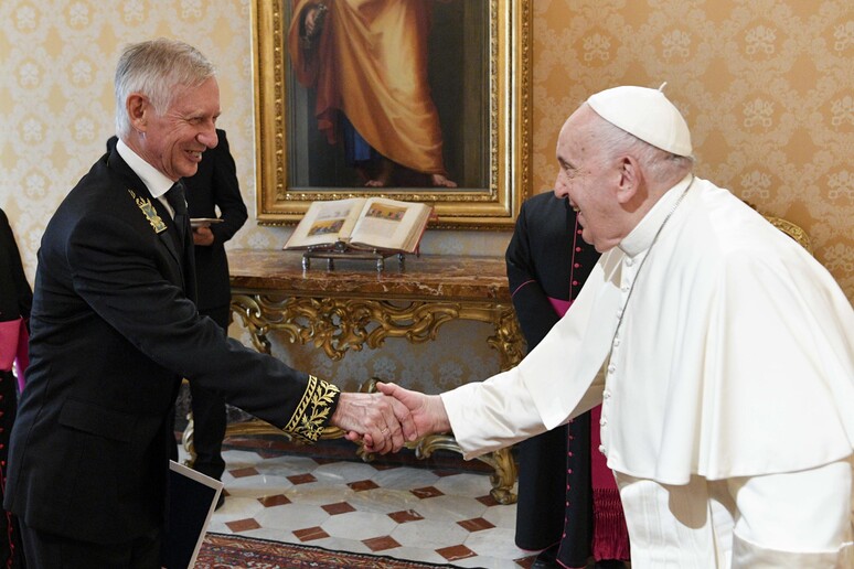 Papa Francisco com o embaixador da Rússia no Vaticano, Ivan Soltanovsky, em foto de arquivo - TODOS OS DIREITOS RESERVADOS