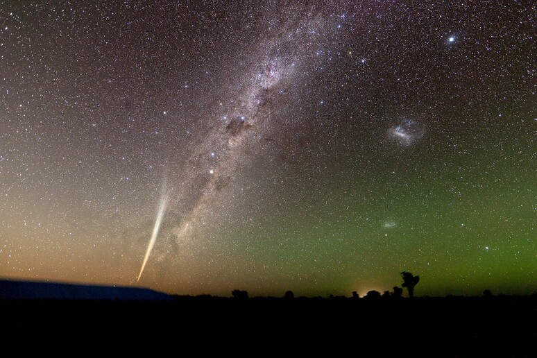 La cometa Lovejoy e la Via Lattea riprese dall’Australia nel Natale 2011 (fonte: Naskies, Wikipedia, CC-BY-SA-3.0) - RIPRODUZIONE RISERVATA