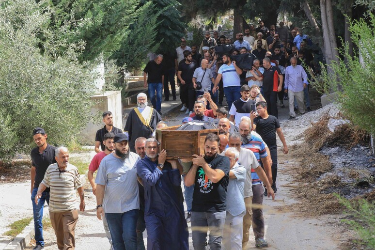 Marcha fúnebre com corpos de vítimas de ataques israelenses em Ain al-Delb, no sul do Líbano © ANSA/AFP