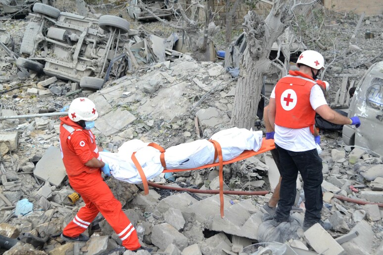 Socorristas recuperam corpo de vítima de ataque em Aitou, norte do Líbano © ANSA/AFP