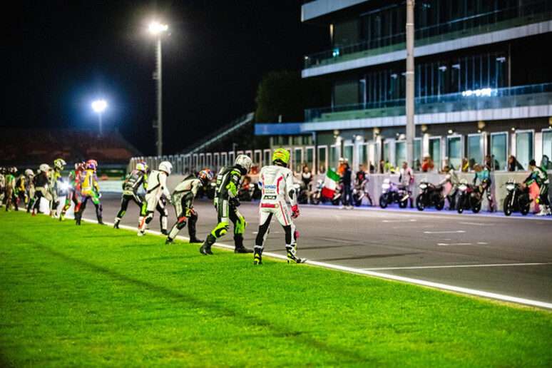 Moto Guzzi Fast Endurance a Misano con la night race - RIPRODUZIONE RISERVATA