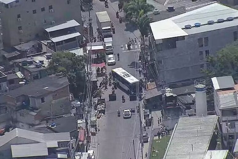 Criminosos fazem barricadas com ônibus no Rio © ANSA/Reprodução / TV Globo