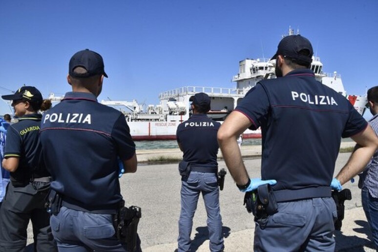 Policias no porto de Crotone após desembarque de migrantes - TODOS OS DIREITOS RESERVADOS