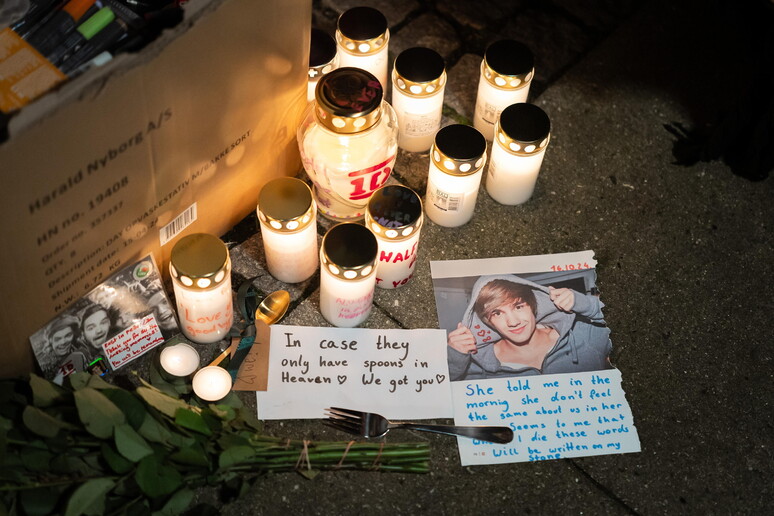 El santuario improvisado en memoria de Liam Payne © ANSA/EPA