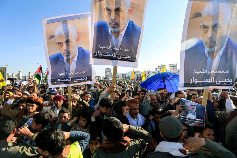 Supporters of Yemen 's Huthis gather with pictures of Hamas ' slain leader Yahya Sinwar during a rally © ANSA/AFP