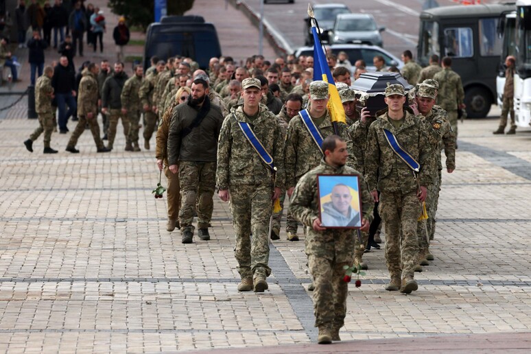 Funeral de militar ucraniano morto na guerra contra a Rússia © ANSA/AFP