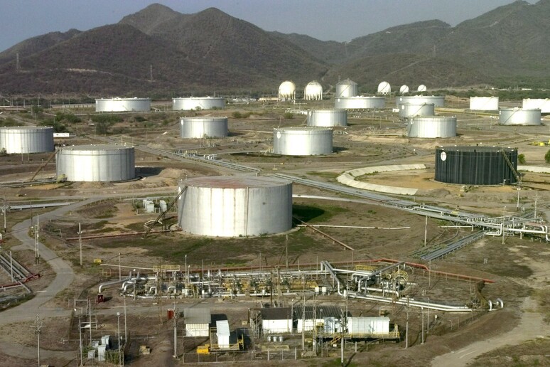 Planta Petrolera en Puerto de la Cruz, Venezuela - TODOS LOS DERECHOS RESERVADOS