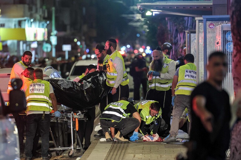 Socorristas atendem vítimas do atentado a tiros em Jaffa © ANSA/AFP