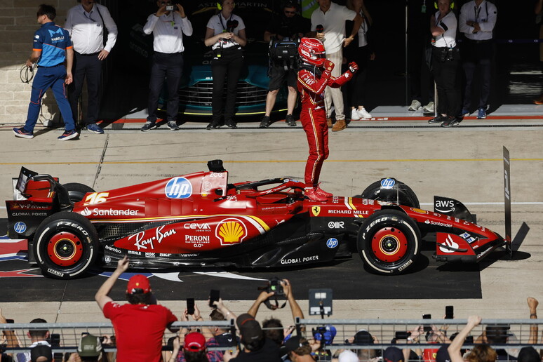 Leclerc celebrando sua vitória no GP dos EUA © ANSA/EPA