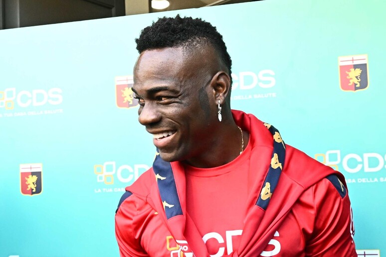 Balotelli tirou fotos com torcedores e assinou contrato válido até junho de 2025 - TODOS OS DIREITOS RESERVADOS