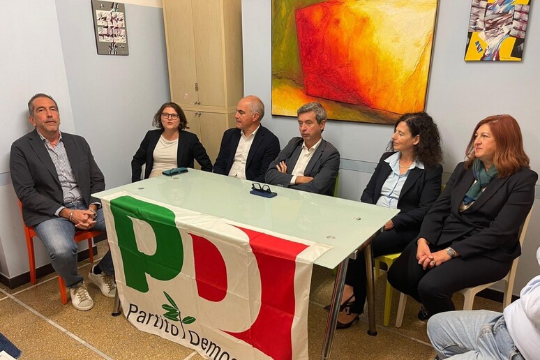 Orlando con i candidati del Pd a Savona - RIPRODUZIONE RISERVATA